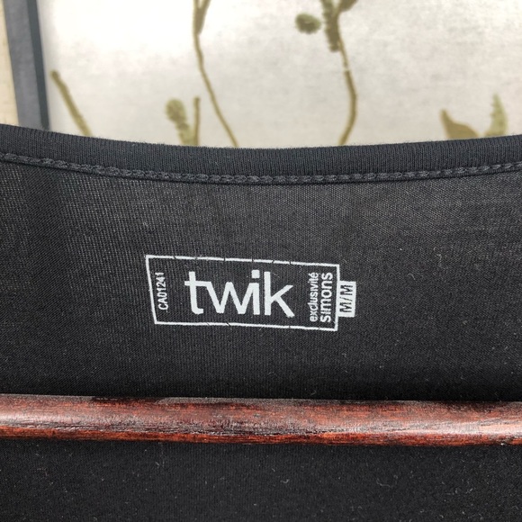 4 for 25$ Loose V-Neck Black Shirt with Fitted Waist. Size Medium. - Picture 4 of 6